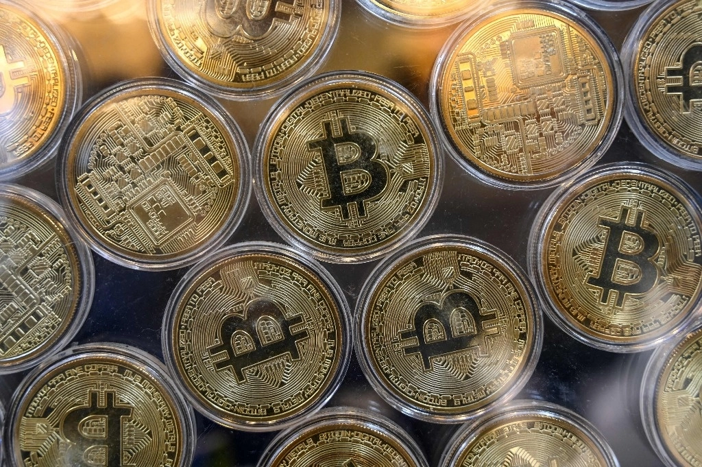 Se muestran imitaciones físicas de bitcoins en una sucursal de intercambio de criptomonedas cerca del Gran Bazar en Estambul el 20 de octubre de 2021. Foto Afp