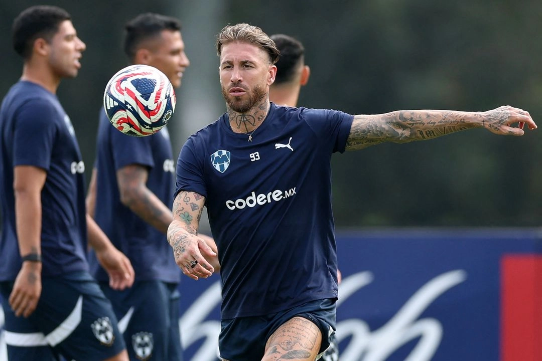El defensor de Rayados, Sergio Ramos durante una práctica de entrenamiento. Foto 
