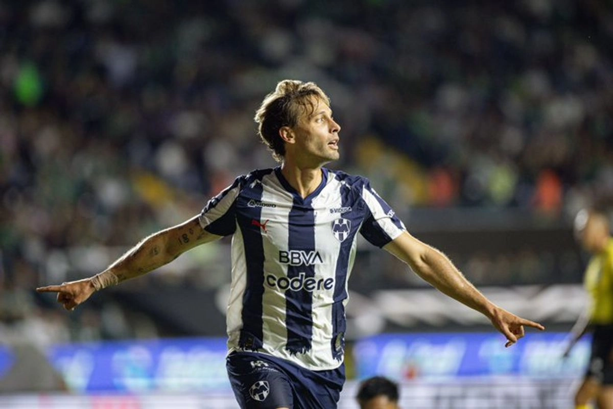 El futbolista de Rayados,  Sergio Canales festeja su anotación durante el encuentro. Foto tomada de la cuenta de X 
