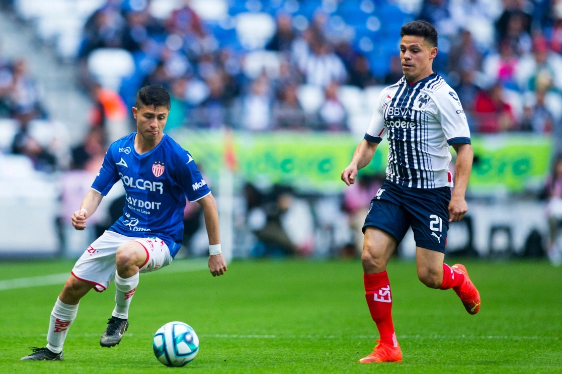 El necaxista Brayan Garnica disputa el esférico con el regiomontano ‘Ponchito’ González, ayer durante el encuentro celebrado en Monterrey. Foto Afp 