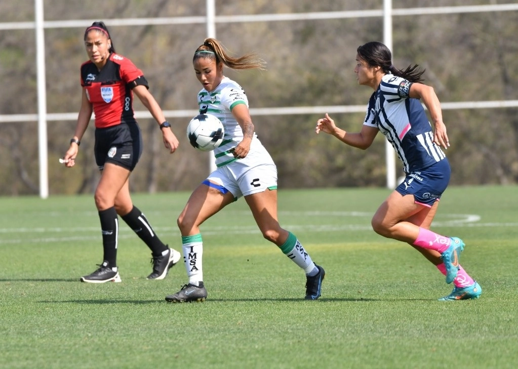 Rayadas de Monterrey y Santos Laguna se enfrentaron en el Barrial, en la fecha 12 de la Liga MX Femenil. Foto Tomada del Twitter @ClubSantosFem