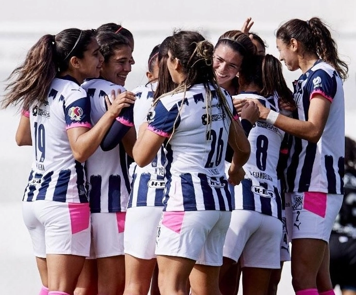 Las jugadoras de Rayadas de Monterrey festejan la victoria 2-0 ante Querétaro. Foto Tomada del Twitter @Rayadas