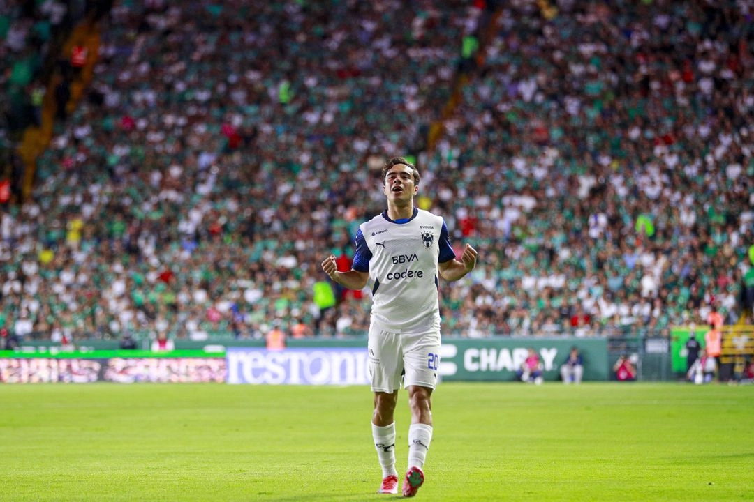 Iker Fimbres aprovechó una asistencia de Jesús “Tecatito” Corona para rematar  a gol con la derecha. Foto 