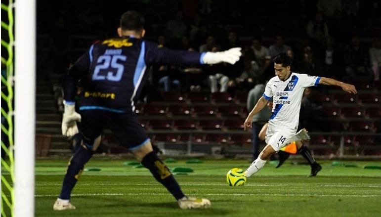 El 3-0 llegó al 71, cuando Meza soltó un derechazo en el área para vencer nuevamente al arquero local. Foto @Rayados