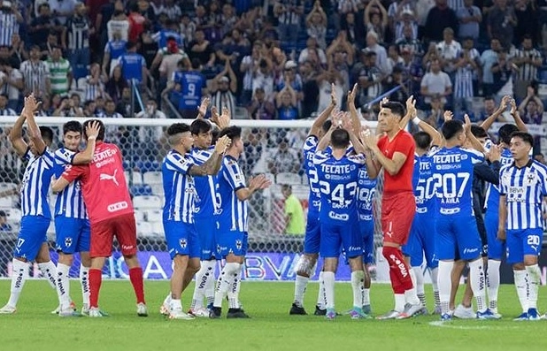 La escuadra regiomontana, dirigida por Fernando “Tano” Ortiz se adelantó en el marcador apenas al minuto tres con un remate de cabeza del capitán Maximiliano Meza. Foto @Rayados