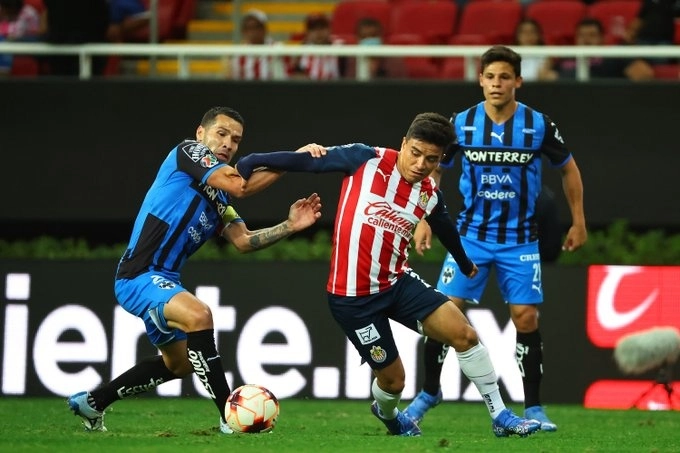 Una de las jugadas del encuentro. Foto @Chivas