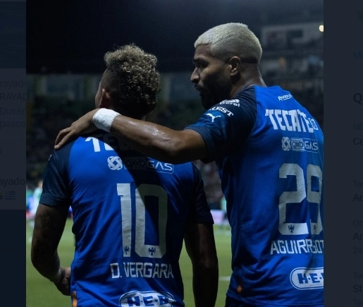 Monterrey empató cuando Vergara fue derribado dentro del área en una jugada que fue revisada con el VAR y el mismo colombiano convirtió la pena máxima para empatar el encuentro. Foto @Rayados