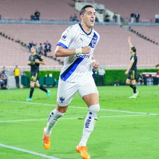 El delantero de Rayados, Rogelio Funes Mori festeja su anotación. Foto tomada de la cuenta de Twitter @Rayados