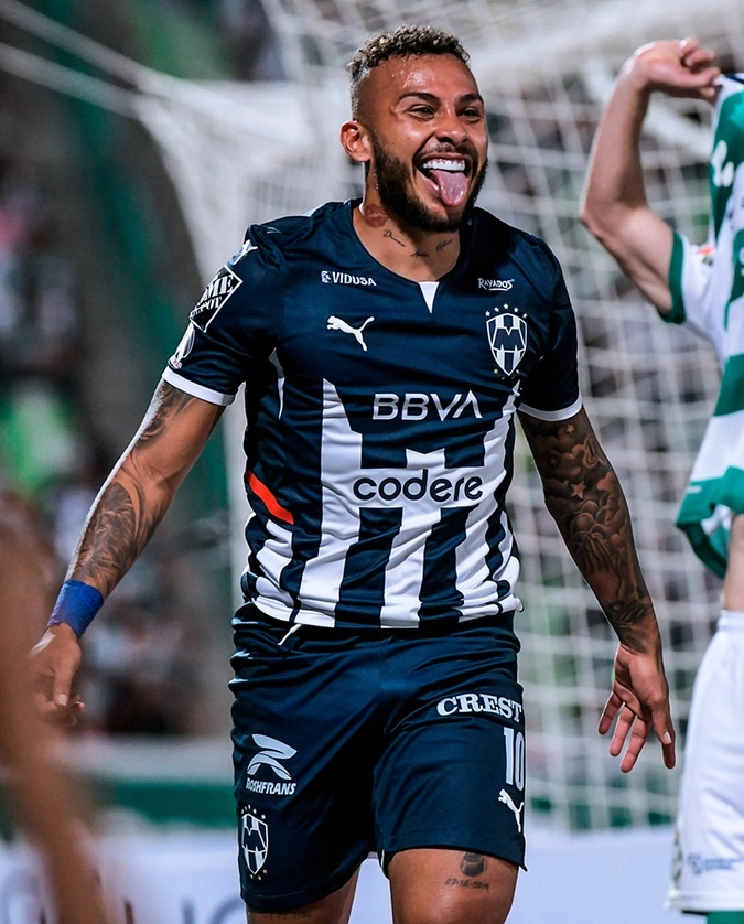 Duvan Zapata celebra su gol. Foto @Rayados 