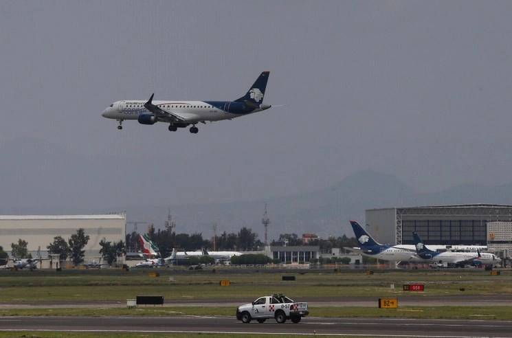Un avión de Aeroméxico aterrizando en el AICM. Foto Guillermo Sologuren