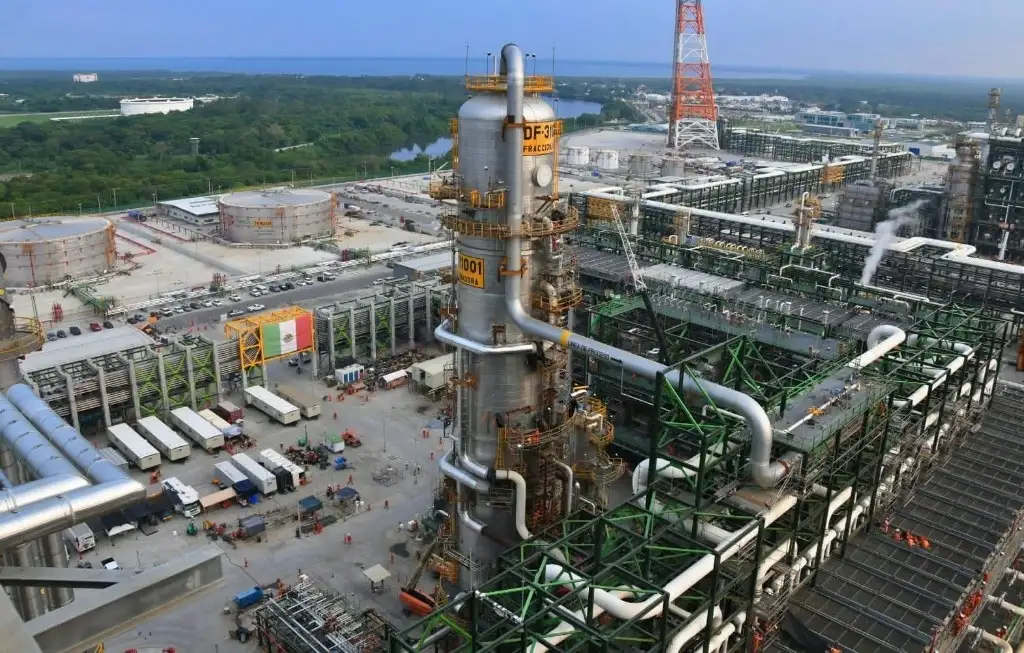 Moody’s reconoció que la producción de petróleo y gas de Pemex ha revertido su tendencia a la baja, pese a que no ha alcanzado las metas del gobierno federal. Foto tomada de X @Pemex.