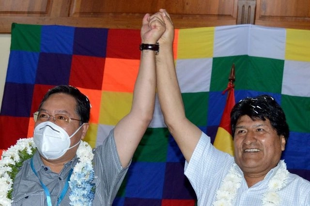 El ex presidente de Bolivia, Evo Morales, y el actual mandatario, Luis Arce, en Cochabamba el 21 de noviembre de 2020. Foto Afp