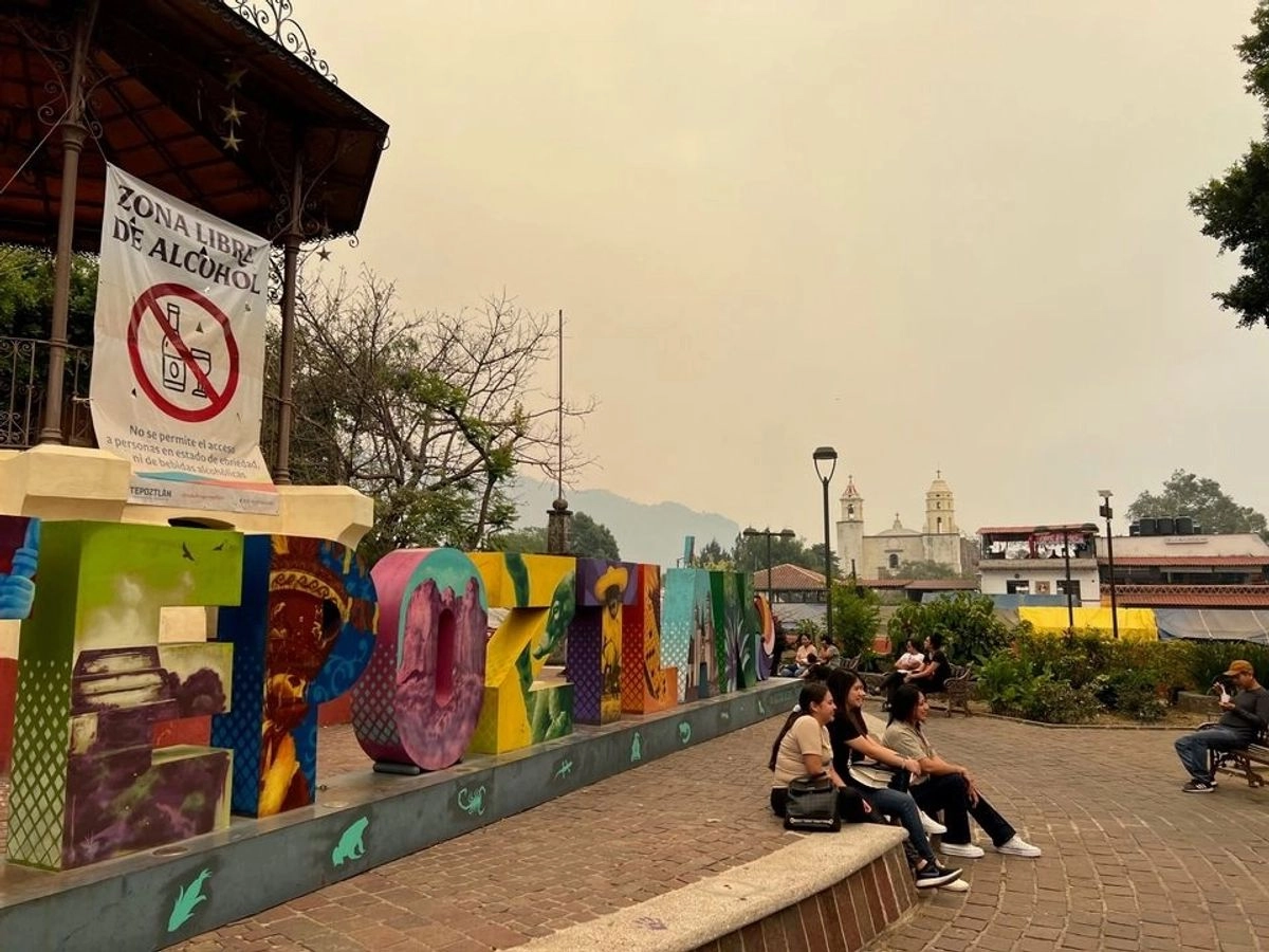 Turistas visitaen el pueblo mágico de Tepoztlán, Morelos en imagen de archivo. Foto 