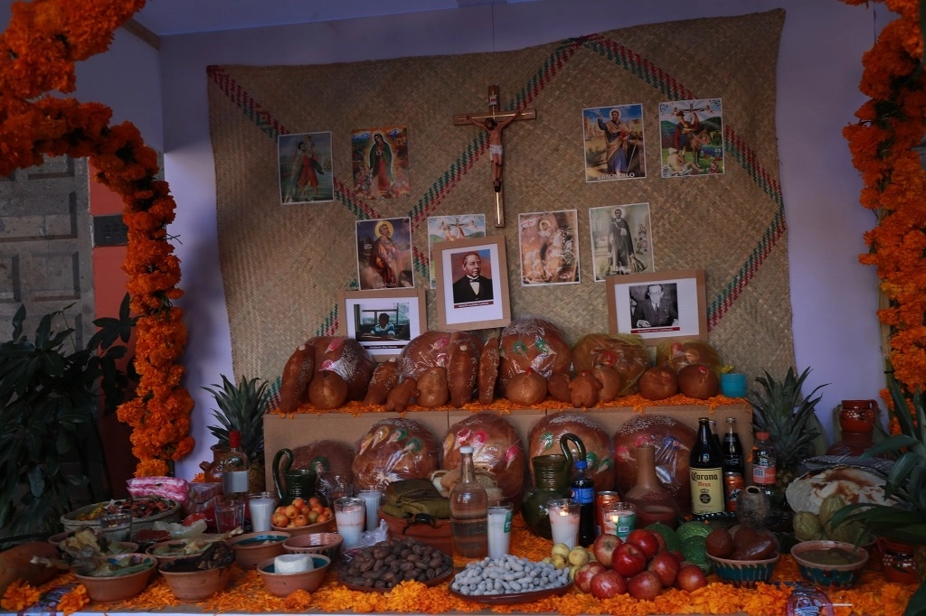 Ofrenda montada en Palacio Nacional para rendir homenaje a las víctimas de la pandemia. Foto María Luisa Severiano