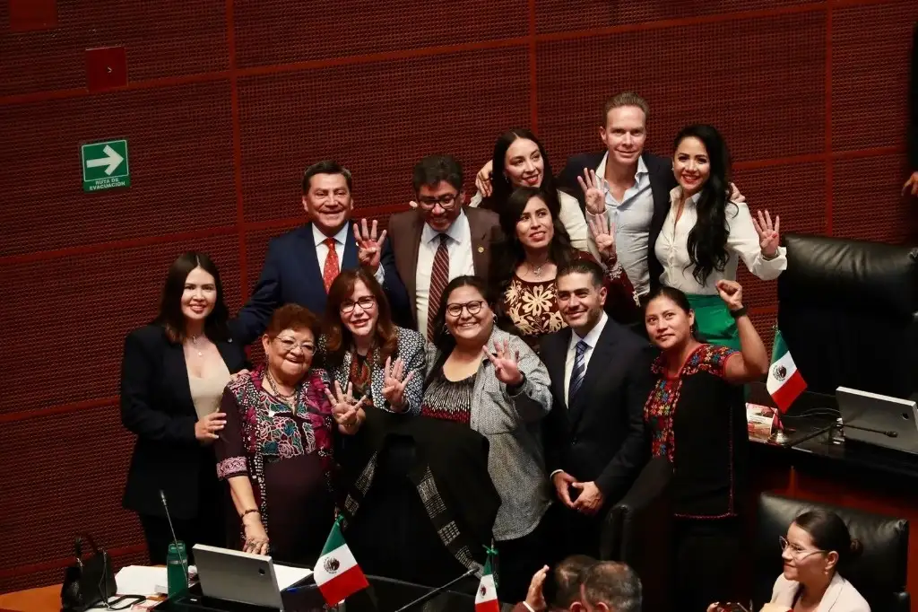 La bancada de Morena y del PVEM festeja la mayoría de votos que tienen para poder aprobar la reforma judicial en el Senado de la República, en la Ciudad de México, el 10 de septiembre de 2024. Foto Luis Castillo