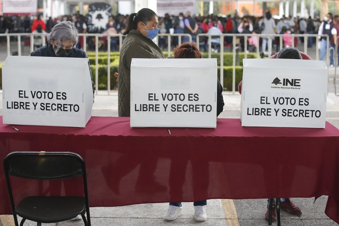 Las imágenes, elección interna de Morena en la explanada de la alcaldía Venustiano Carranza, Ciudad de México. Foto Víctor Camacho