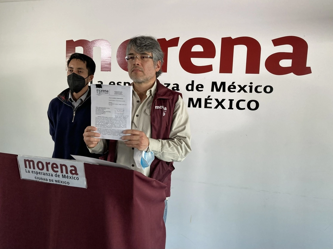 El presidente de Morena en la CDMX, Tomás Pliego Calvo, en conferencia este miércoles. Foto Ángel Bolaños Sánchez 