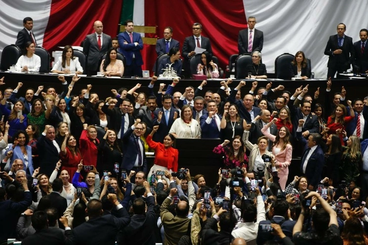 La senadora Xóchitl Gálvez (c) durante su posicionamiento con motivo del Quinto Informe de Gobierno. Foto José Antonio López