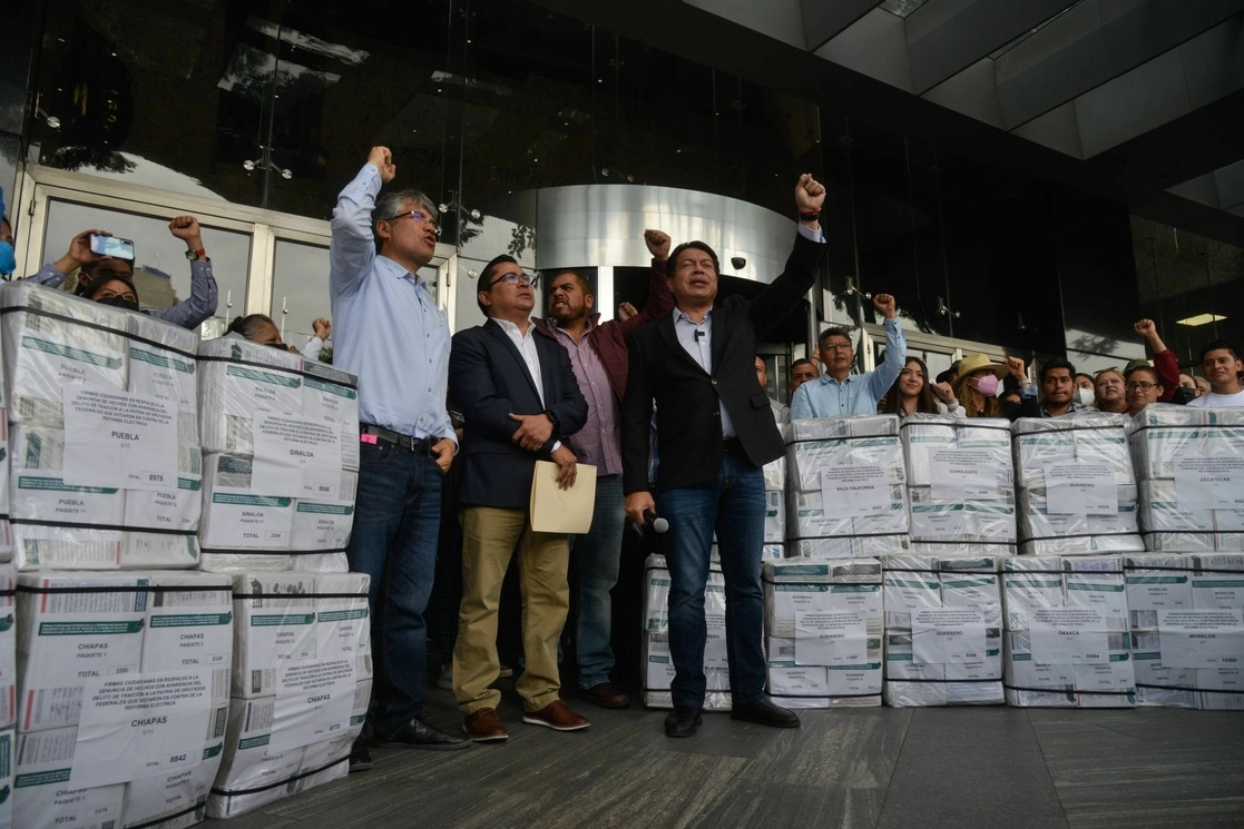 El dirigente nacional de Morena, Mario Delgado, afuera de la instalaciones de la FGR en la Ciudad de México, el 31 de mayo de 2022. Foto Cuartoscuro