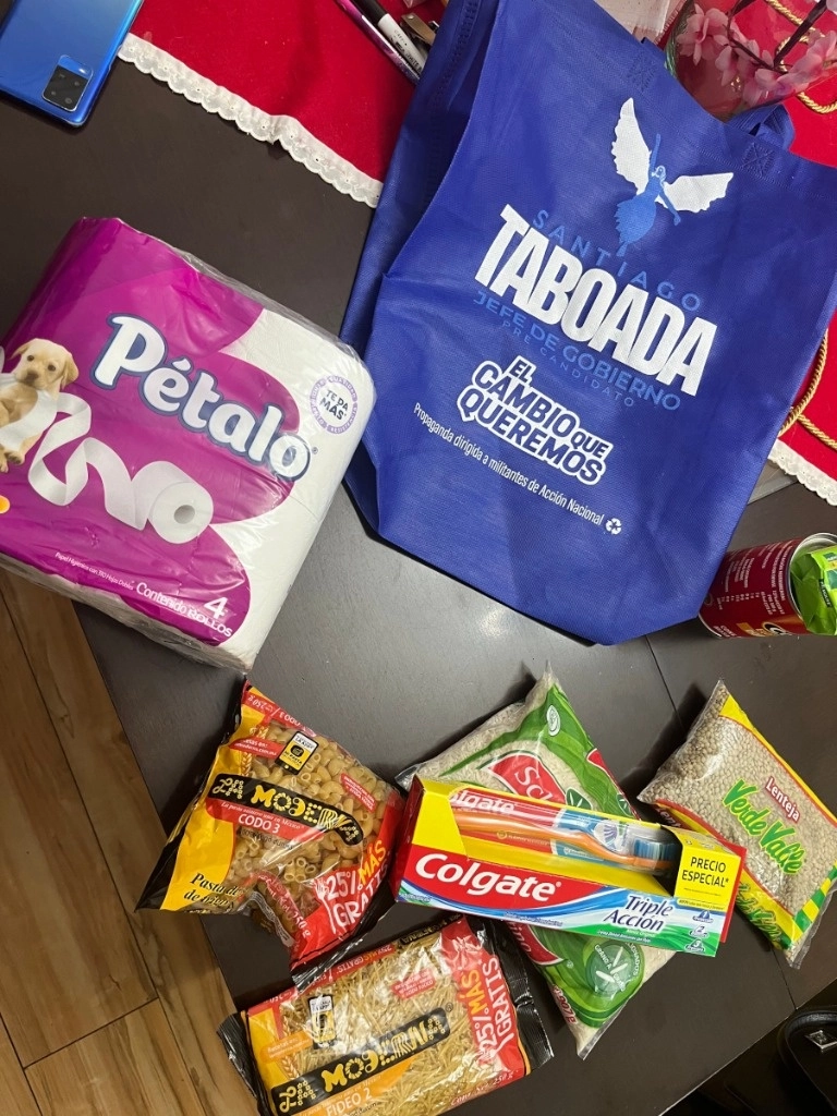 Algunos productos que contienen las despensas entregadas a nombre del panista Santiago Taboada a vecinos de la colonia Narvarte Poniente, en Benito Juárez. Foto José Antonio López 