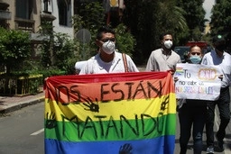 Protesta de miembros de la comunidad LGBT+ en la CDMX. Foto Alfredo Domínguez/ archivo