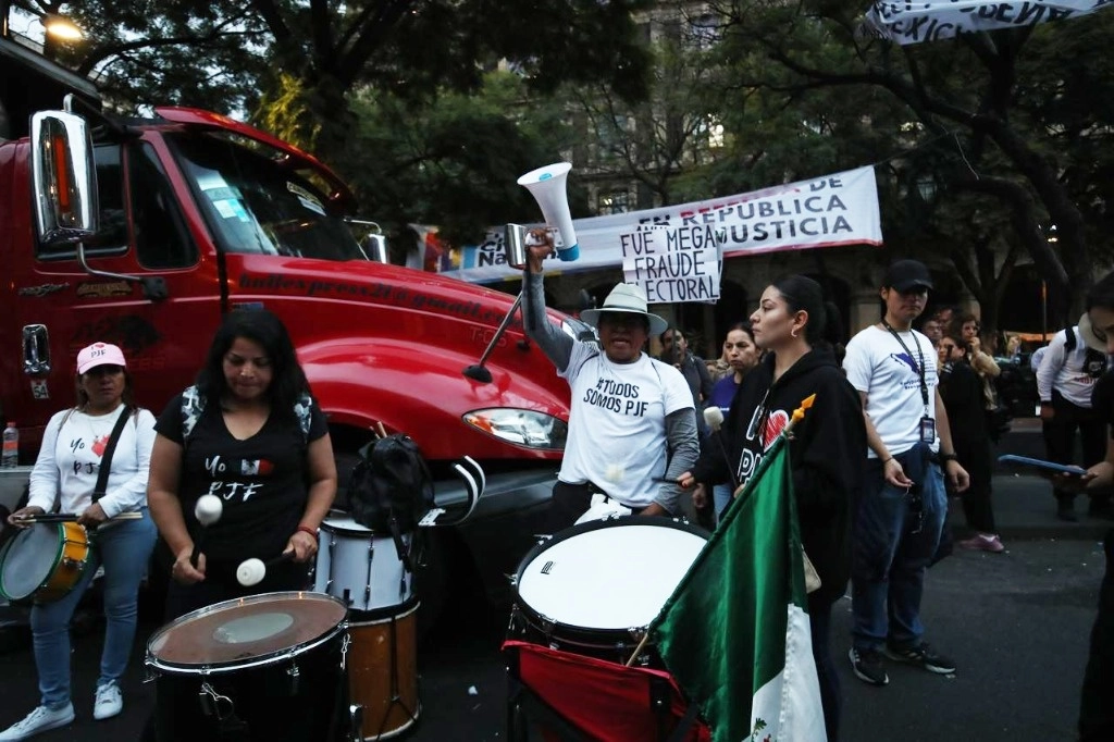 Trabajadores del PJF durante una protesta a las afueras de la sede de la SCJN. Foto Yazmín Ortega