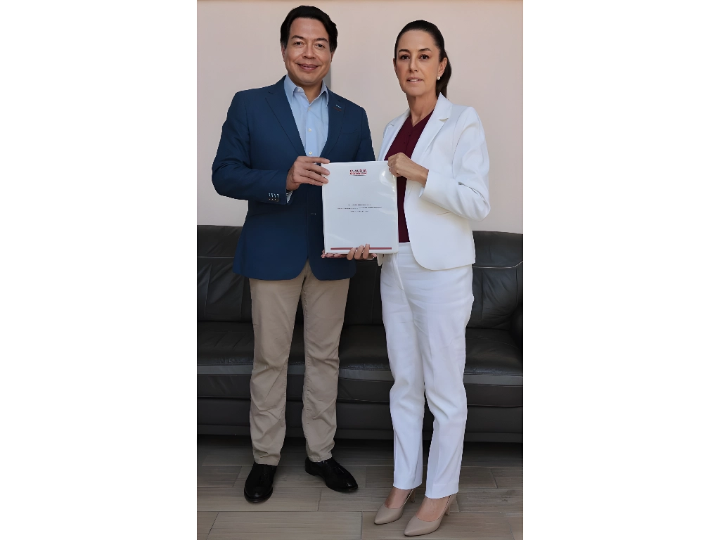 Mario Delgado, dirigente nacional de Morena, y Claudia Sheinbaum, virtual presidenta electa, al recibir los resultados de la encuesta sobre la reforma judicial, el 17 de junio de 2024. Foto tomada de X @Claudiashein

