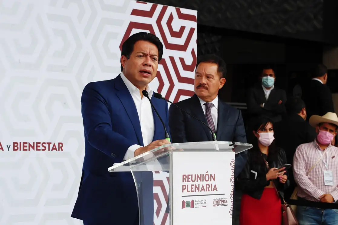 El presidente nacional de Morena, Mario Delgado, y el coordinador reelecto, Ignacio Mier, durante conferencia de prensa, tras la reunión plenaria del partido, en el patio de la Cámara de Diputados, en la Ciudad de México, el 24 de agosto de 2021. Foto Cristina Rodríguez