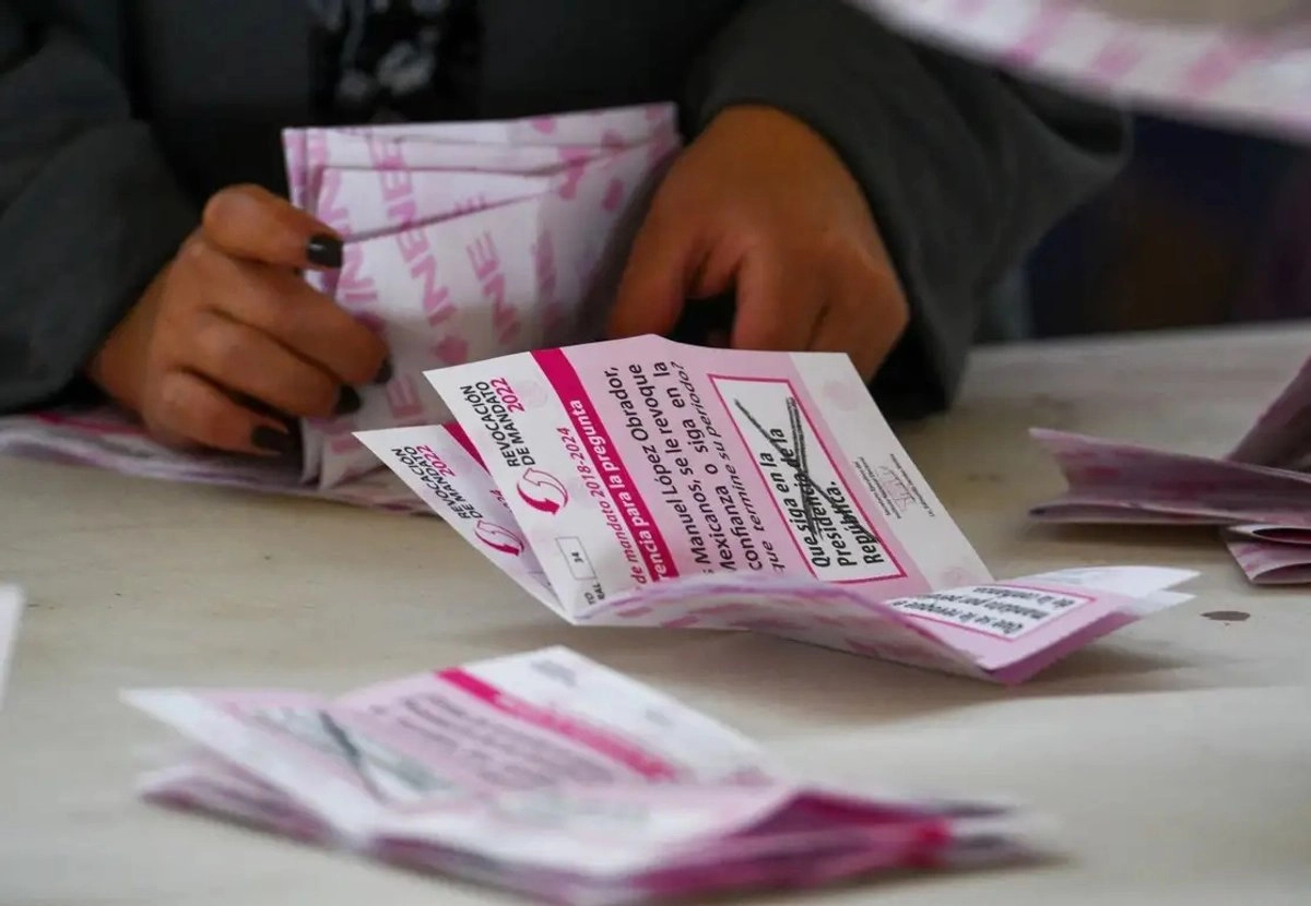 Conteo de papeletas de la consulta de revocación de mandato, en imagen de archivo Foto 