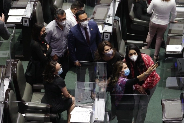 Diputados de Morena, se toman una ‘selfi’, durante la sesión ordinaria de la Cámara de Diputados del 23 de septiembre pasado. Foto Roberto García Ortiz 