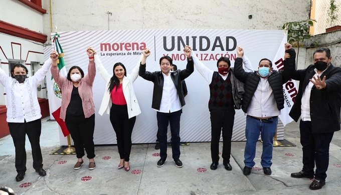 Durante el anuncio de la candidatura de Morena para el gobierno de Colima. La diputada con licencia, Indira Vizcaíno, a la derecha del dirigente nacional, Mario Delgado (centro). Foto tomada del Twitter de @PartidoMorenaMx