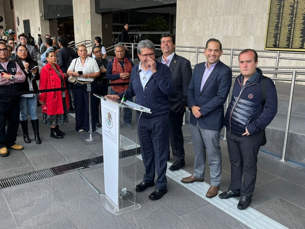 El coordinador de Morena en la Cámara de Diputados, Ricardo Monreal, ofrece conferencia de prensa en el exterior del auditorio Aurora Jiménez de Palacios, donde se lleva a cabo la reunión plenaria del partido, en la Ciudad de México, el 2 de septiembre de 2024. Foto Luis Castillo