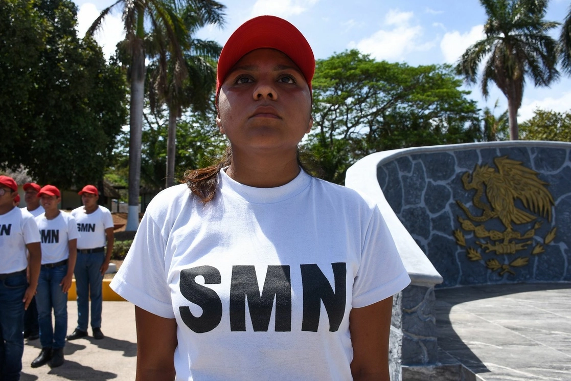 En la imagen, mujeres perteneciente a la clase 2003 del Servicio Militar Nacional tomaron protesta, de forma voluntaria, ante la bandera como parte de su formación cívico militar. Foto Cuartoscuro / Archivo