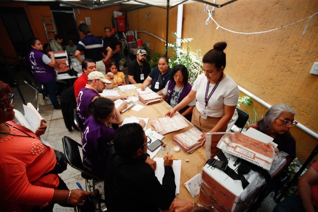 Precisó que en los resultados que le compartieron anoche, una vez que concluyó el conteo de la alcaldía en el distrito electoral 9 que es un distrito favorable a la coalición con PT y PVEM, la candidata panista obtuvo 69 mil 287 votos y la morenista 78 mil 195. Foto Cristina Rodríguez
