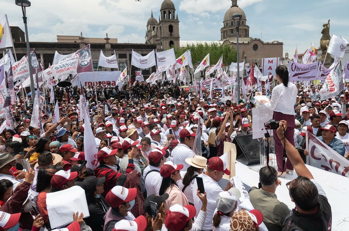 Más de 10 mil personas se reunieron en la explanada del Teatro Morelos en Toluca, Estado de México. Foto Tomada del Twitter @Claudiashein