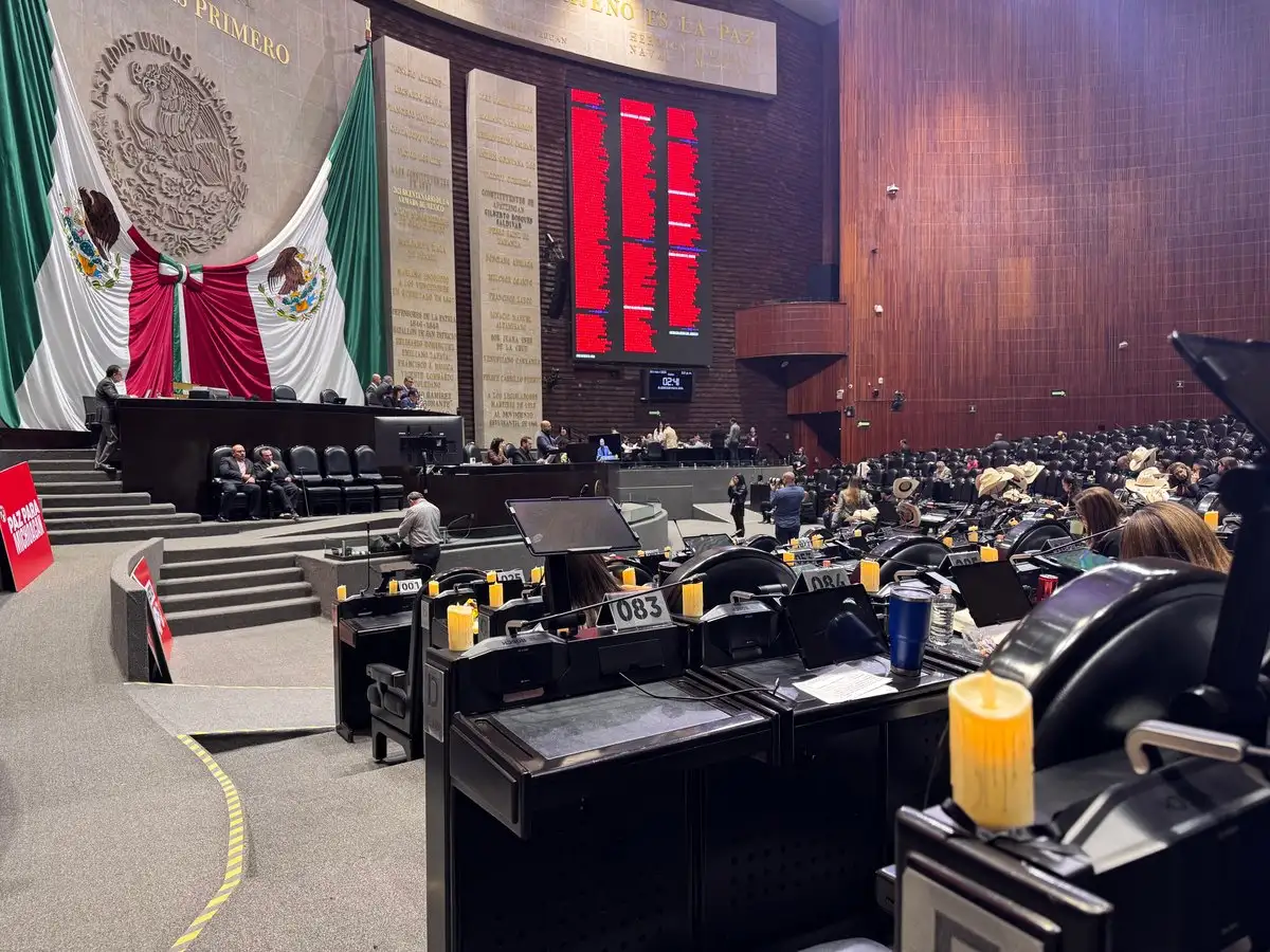 Para atender las solicitudes de los grupos parlamentarios de PAN y PRI, la bancada de Morena en la Cámara de Diputados decidió solicitar a la Comisión de Puntos Constitucionales posponer unos días la votación del dictamen de reforma al artículo 35 de la Constitución, que propone adelantar a 2027 la consulta de revocación de mandato presidencial y hacerla concurrente con las elecciones para renovar la cámara y 17 gubernaturas.