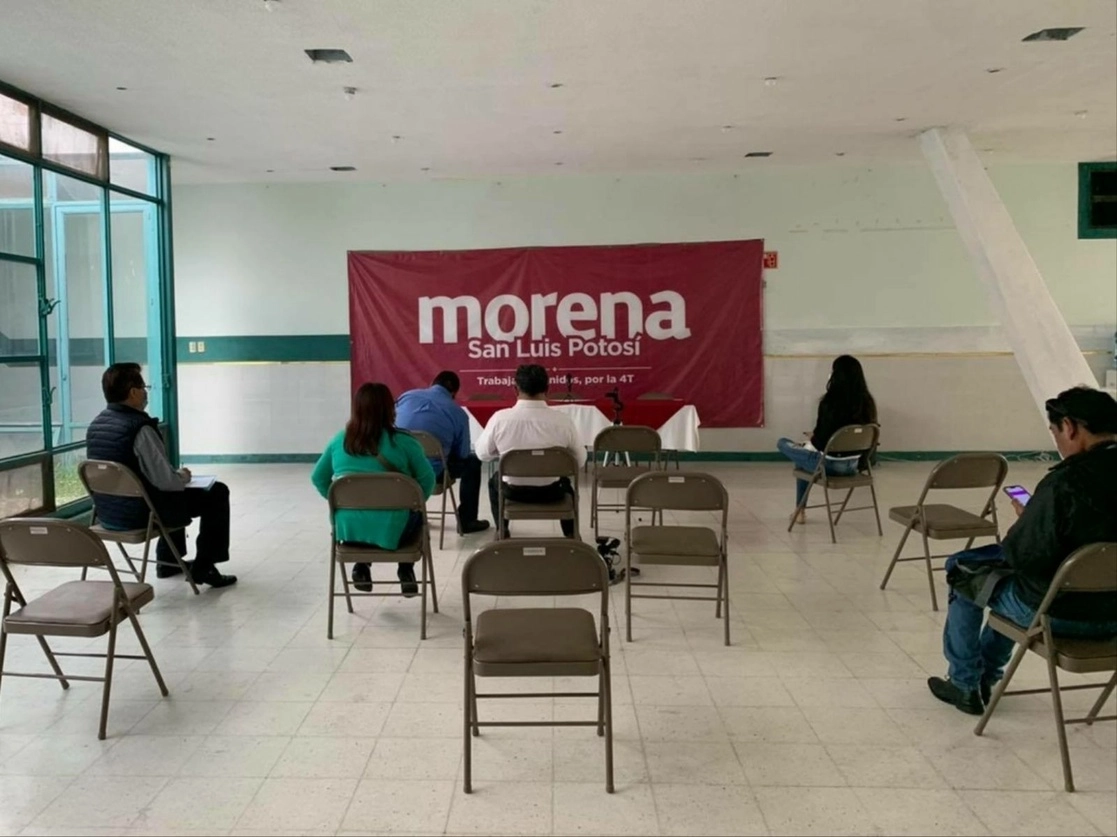 Representantes de medios de comunicación esperan rueda de prensa de la dirigencia de Morena en San Luis Potosí. Foto tomada de https://m.facebook.com/MORENASLP1 / Archivo