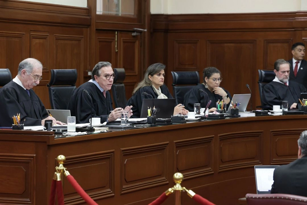 El artículo cuarto de la Ley Orgánica del Poder Judicial de la Federación actualmente establece que durante las sesiones los ministros deben portar togas de seda negra y puños blancos, conforme a un decreto vigente desde 1941.