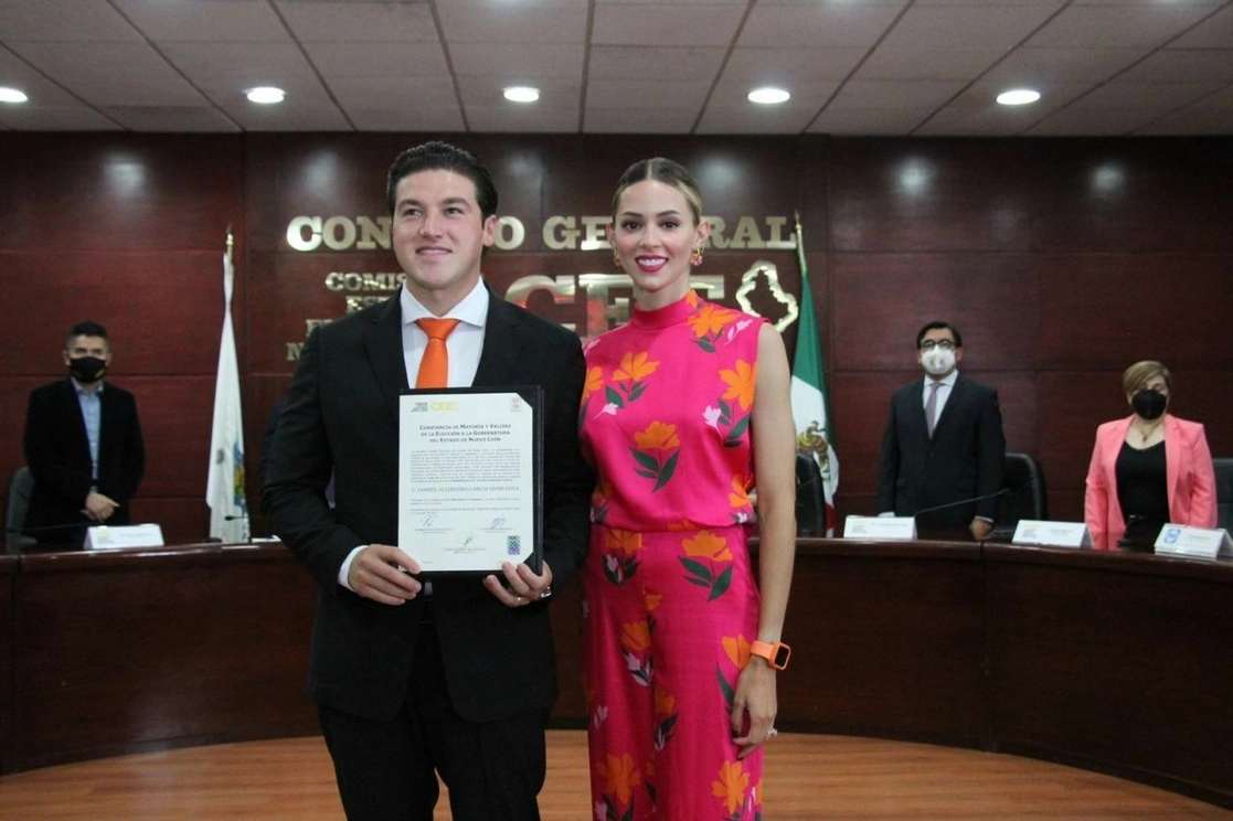 Samuel García Sepúlveda, candidato electo a la gubernatura de Nuevo León, acudió a la Comisión Estatal Electoral donde recibió su constancia que lo avala como gobernador, acompañado de su esposa Mariana Rodríguez. Foto Cuartoscuro