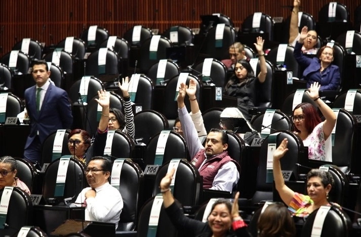 Se trata de cambios a esos dos artículos, para llevar a la Constitución la improcedencia del juicio de amparo contra adiciones o reformas constitucionales. Foto María Luisa Severiano / archivo