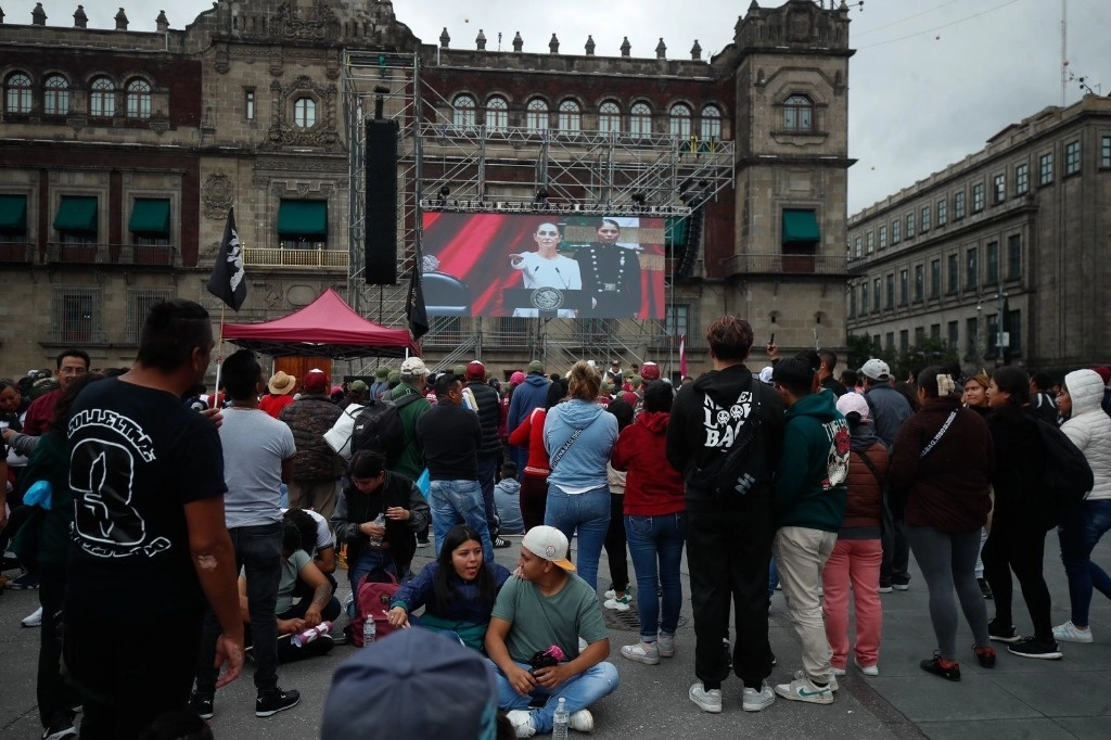Ciudadanos acudieron al Zócalo a seguir la transmisión en vivo de la toma de posesión de Claudia Sheinbaum. Foto Cristina Rodríguez