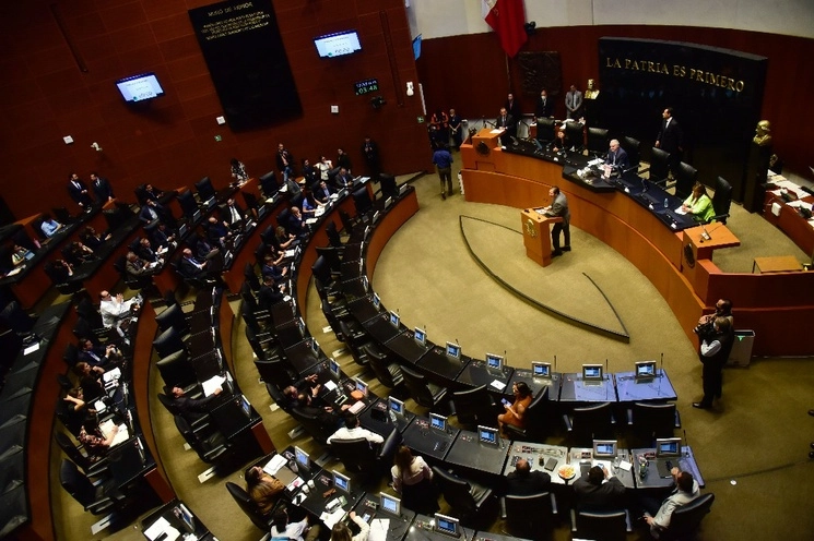 En la sesión de ayer de la Comisión Permanente, que se prolongó más de tres horas, hubo descalificaciones e insultos. Foto Cuartoscuro 