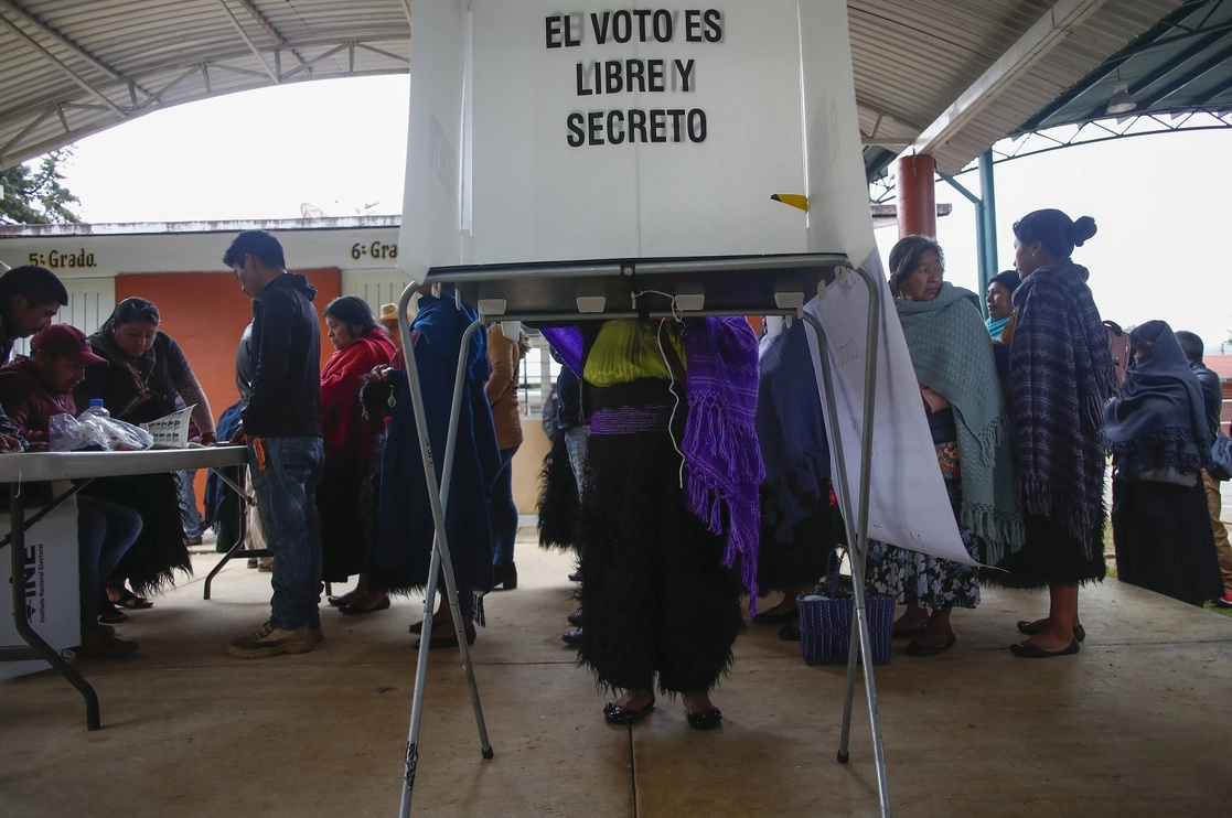 Unos 1300 indigenas tzotziles de las comunidades de La Candelaria, Nuevo Corralchen, Corazon Maria, La Sierra y Escalon, en los altos de Chiapas participaron en la consulta ciudadana. Foto Víctor Camacho