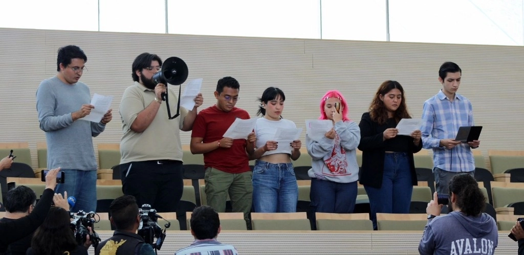 Estudiantes denunciados penalmente por la Universidad de Guanajuato por daño al patrimonio artístico e histórico. Foto Carlos García