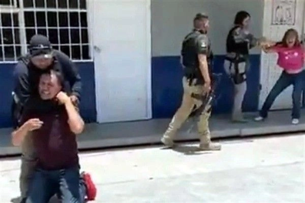 Representantes de casilla en Lerdo, Durango, fueron sometidos por policías municipales ayer. Foto 
