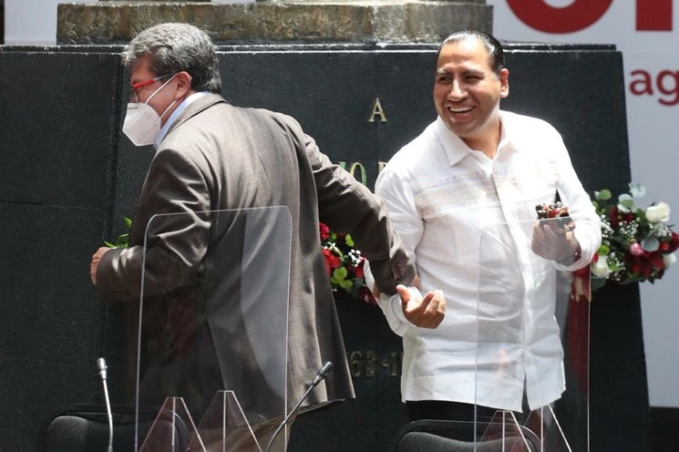 Óscar Eduardo Ramírez Aguilar, nuevo presidente electo del grupo parlamentario de Morena en el Senado, y el legislador Ricardo Monreal, el 30 de agosto de 2020. Foto Luis Castillo