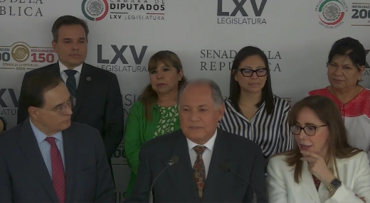 Legisladores de Morena y PT durante una conferencia de prensa. Al micrófono, el diputado Juan Ramiro Robledo. Imagen tomada de la transmisión a través de https://x.com/senadomexicano