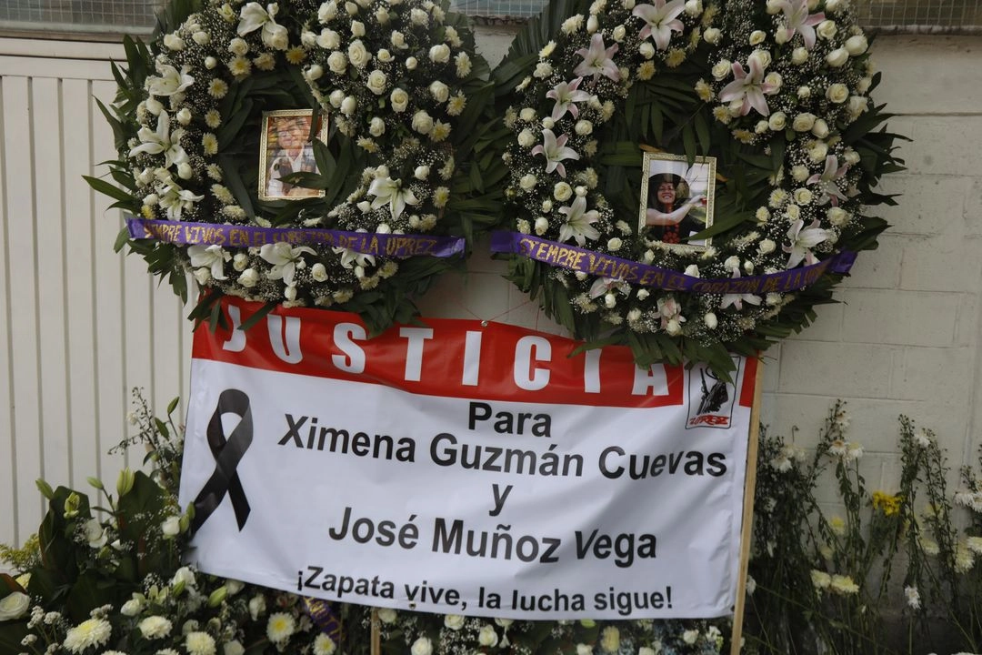 Continúa el velorio de Ximena Guzmán y José Muñoz, secretaria particular y asesor de la jefa de Gobierno capitalina, en una funeraria de la Ciudad de México, mientras elementos de la Marina resguardan la zona, el 21 de mayo de 2025.