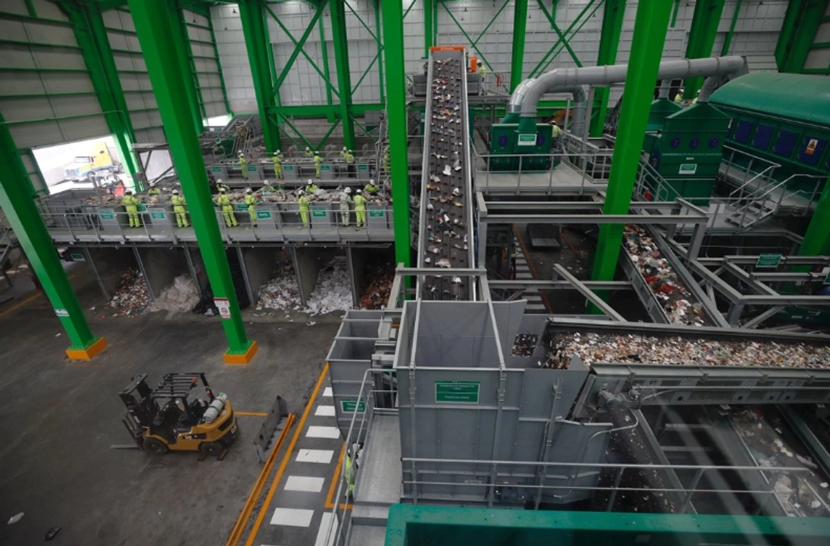 La iniciativa plantea también una nueva definición de residuo, con objeto de lograr el máximo aprovechamiento en el reciclado y reúso de desechos. Se busca considerar residuo “al material o producto cuyo propietario o poseedor desecha y que se encuentra en estado sólido o semisólido, o es un líquido o gas contenido en recipientes o depósitos, y que puede ser susceptible de ser valorizado o requiere sujetarse a tratamiento o disposición final”. 