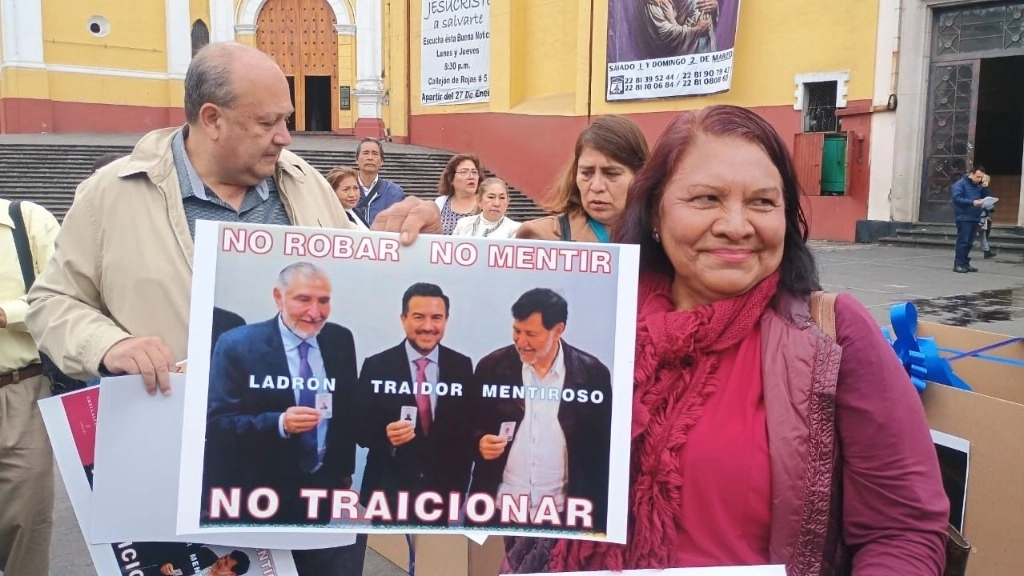 En la plaza principal de Xalapa, Veracruz, morenistas externaron su inconformidad por la afiliación de Miguel Ángel Yunes Márquez al partido. Foto Carlos Nava